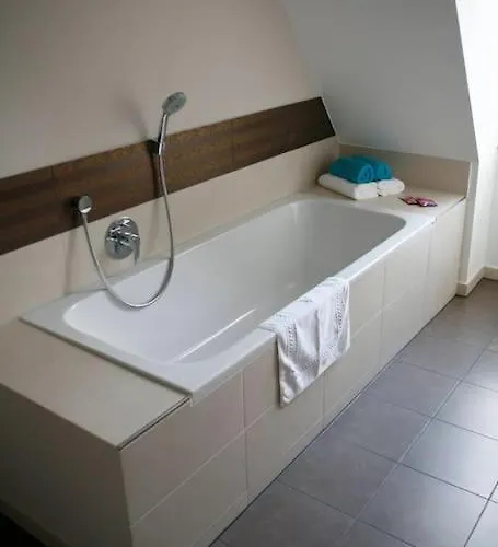 Haus Keppelborg: Zi Elisabeth Mit Burgmauerblick Apartmán Heek